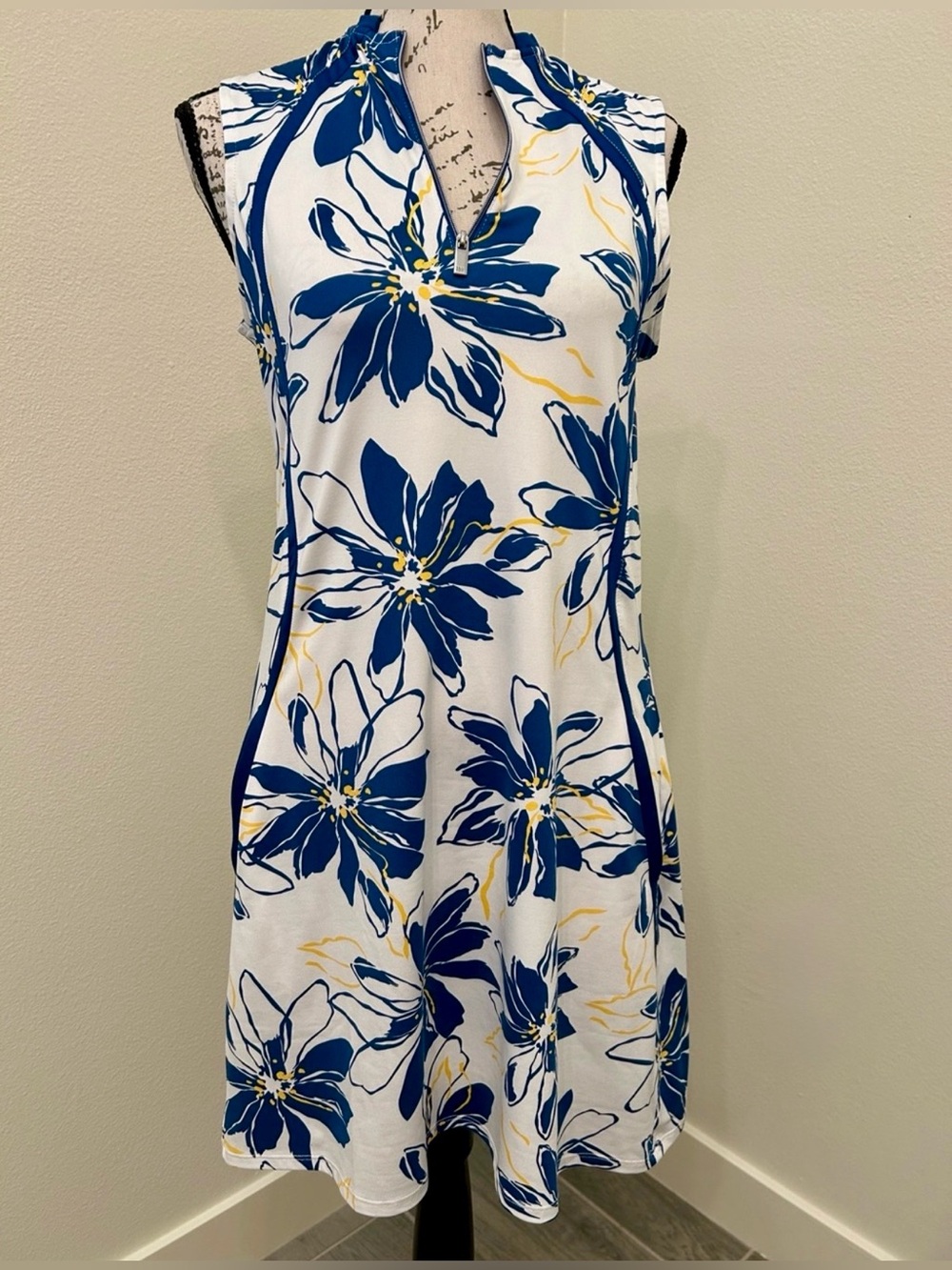 Tail LIKE NEW White Floral Zip-Front Golf Dress Blue and Yellow Accents